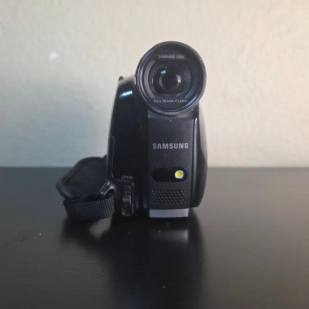 Samsung SC-D382 MiniDV Camcorder with 34x Optical Zoom + Charger & Battery